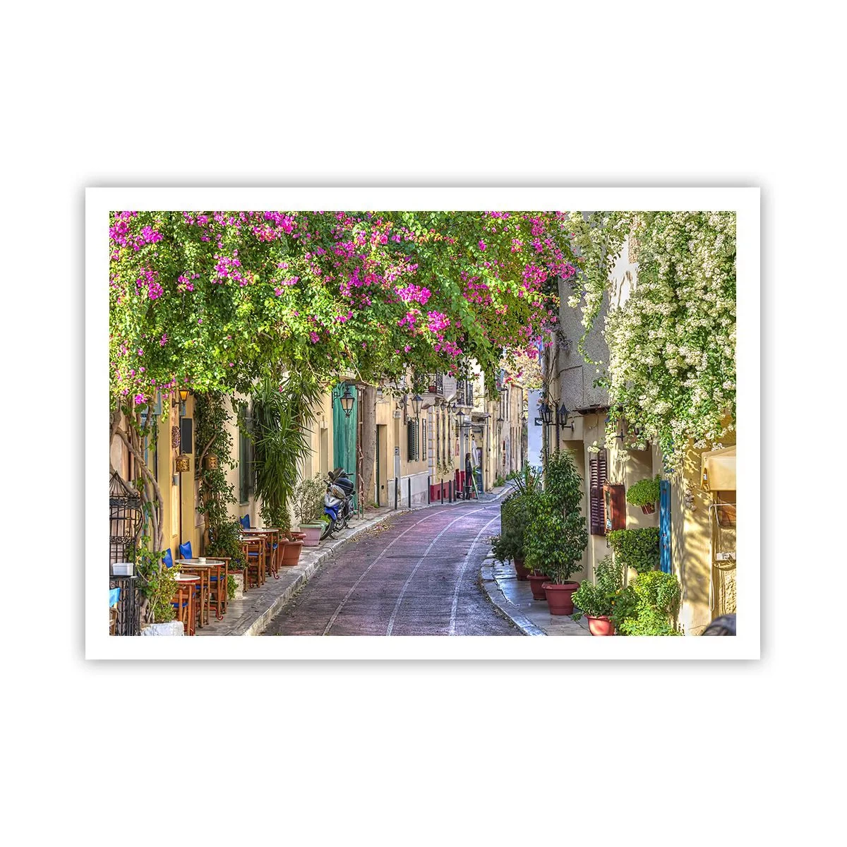 Póster - Una calle encantadora con vides en flor y mesas de café. - 100x70cm - Un callejón floreciente - Decoración de pared moderna para salón y dormitorio ARTTOR