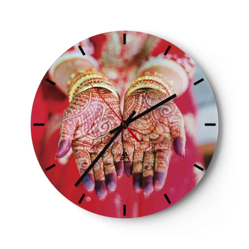 Reloj de pared - Reloj de vidrio - Manos decoradas con henna con atuendo tradicional sobre un fondo rojo. - 30x30cm - Ritual con las manos - Decoración de pared moderna para salón, cocina y dormitorio ARTTOR