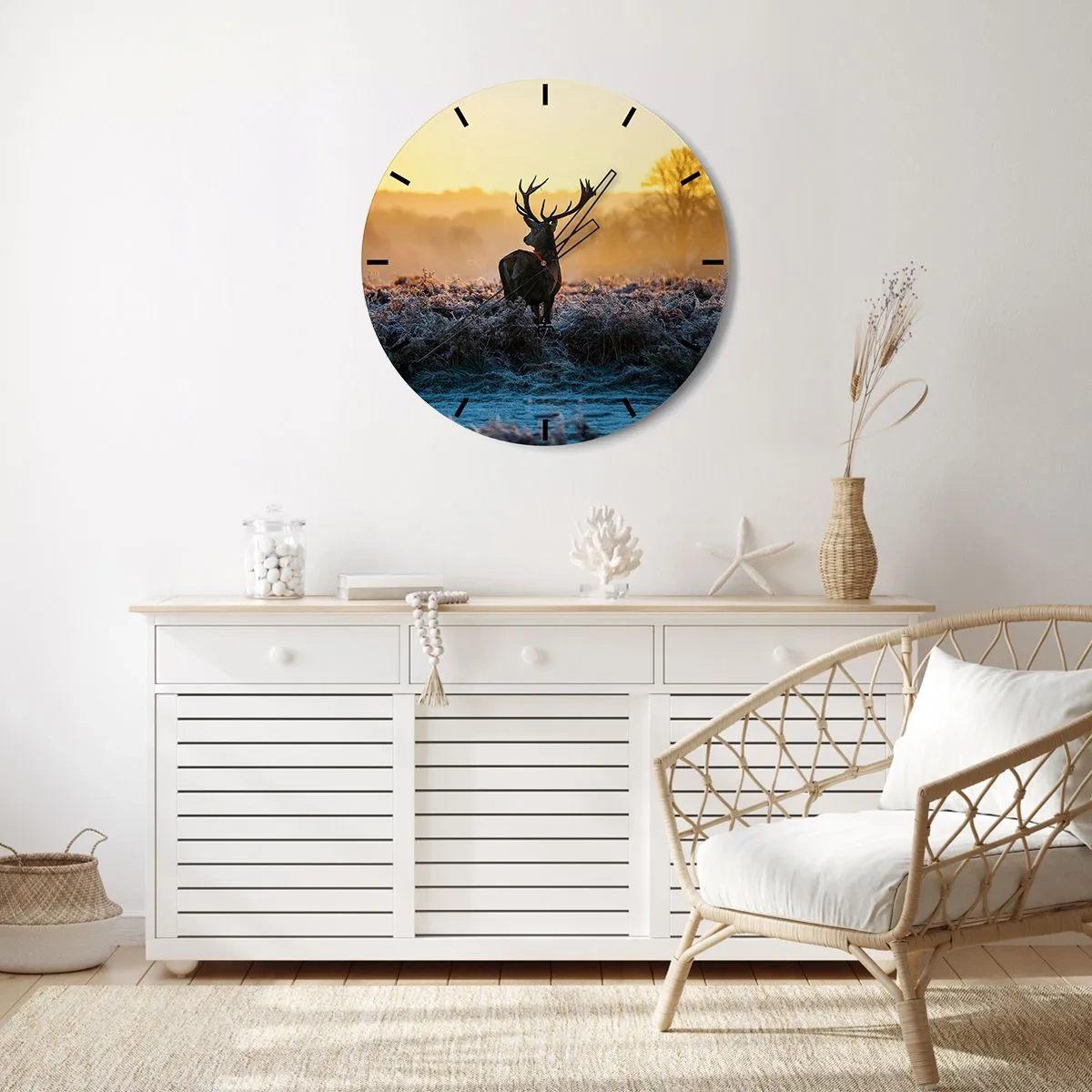 Reloj de pared - Reloj de vidrio - Un ciervo en un campo en una mañana helada con un cielo naranja. - 30x30cm - Coronado en sus propios dominios - Decoración de pared moderna para salón, cocina y dormitorio ARTTOR