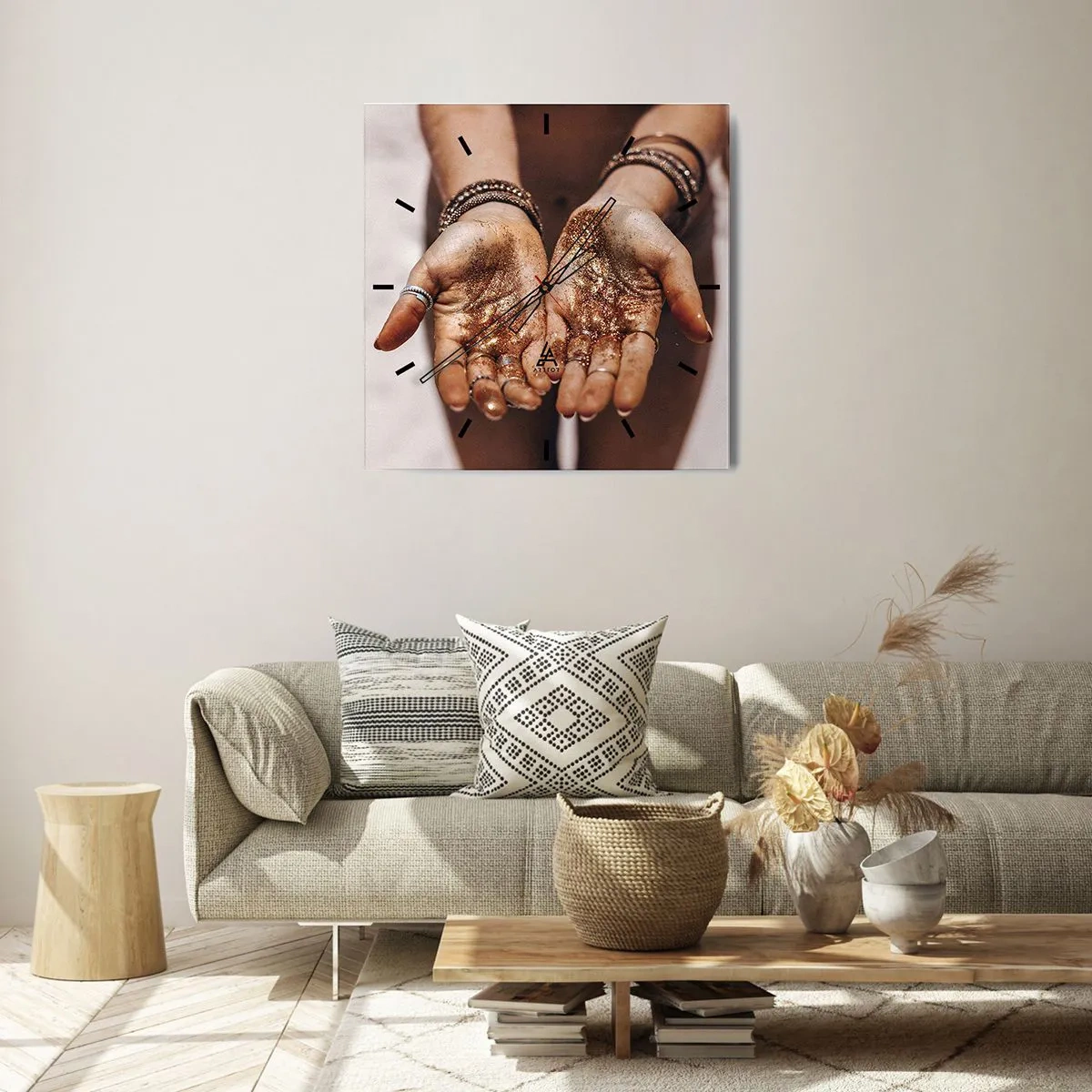 Reloj de pared - Reloj de vidrio - Primer plano de manos con purpurina en tonos cálidos. - 30x30cm - Un regalo para ti - Decoración de pared moderna para salón y dormitorio ARTTOR
