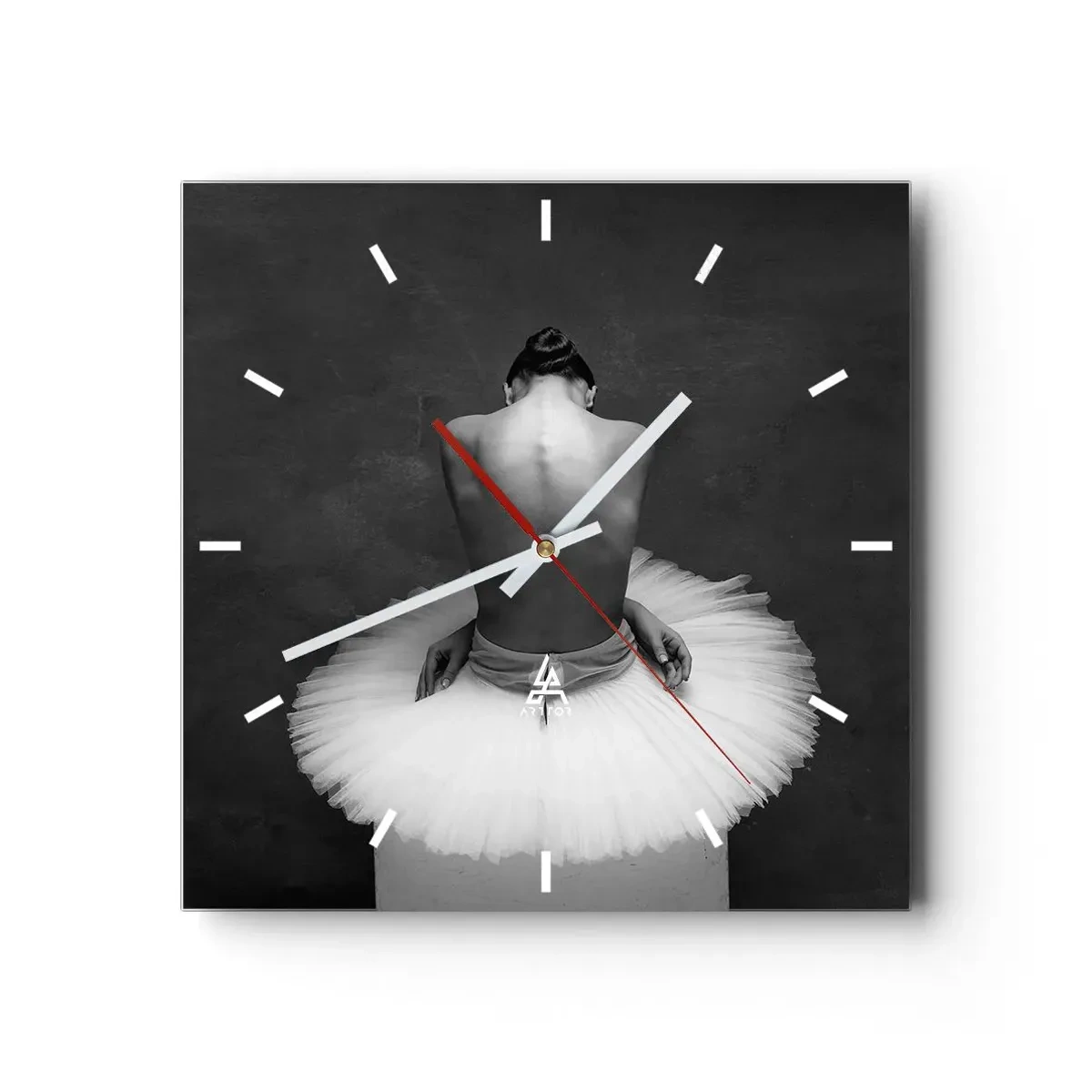 Reloj de pared - Reloj de vidrio - Una bailarina de ballet en una pose clásica sobre un fondo oscuro. - 30x30cm - Rodeada de pétalos - Decoración de pared moderna para salón y dormitorio ARTTOR