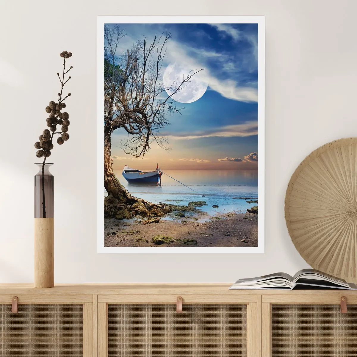 Póster - Paisaje con un barco, un árbol y la luna sobre un fondo de agua tranquila. - 50x70cm - ¿Es el final o el principio? - Decoración de pared moderna para salón y dormitorio ARTTOR