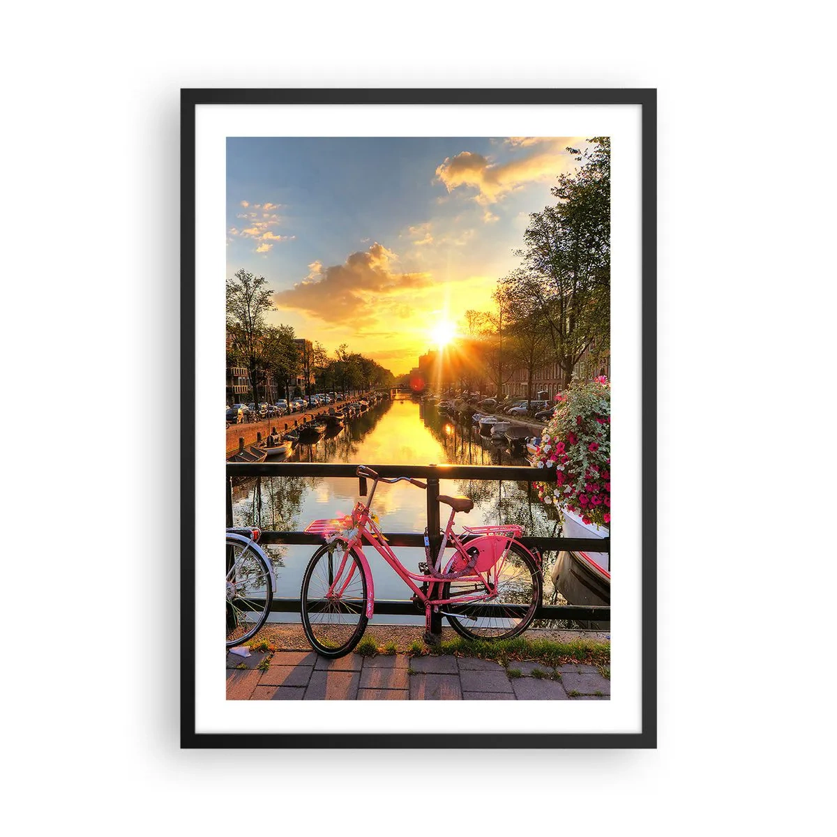 Póster en marco negro - Una bicicleta rosa en un puente sobre un canal al atardecer. - 50x70cm - Mañana de primavera en Ámsterdam - Decoración de pared moderna para salón y dormitorio ARTTOR