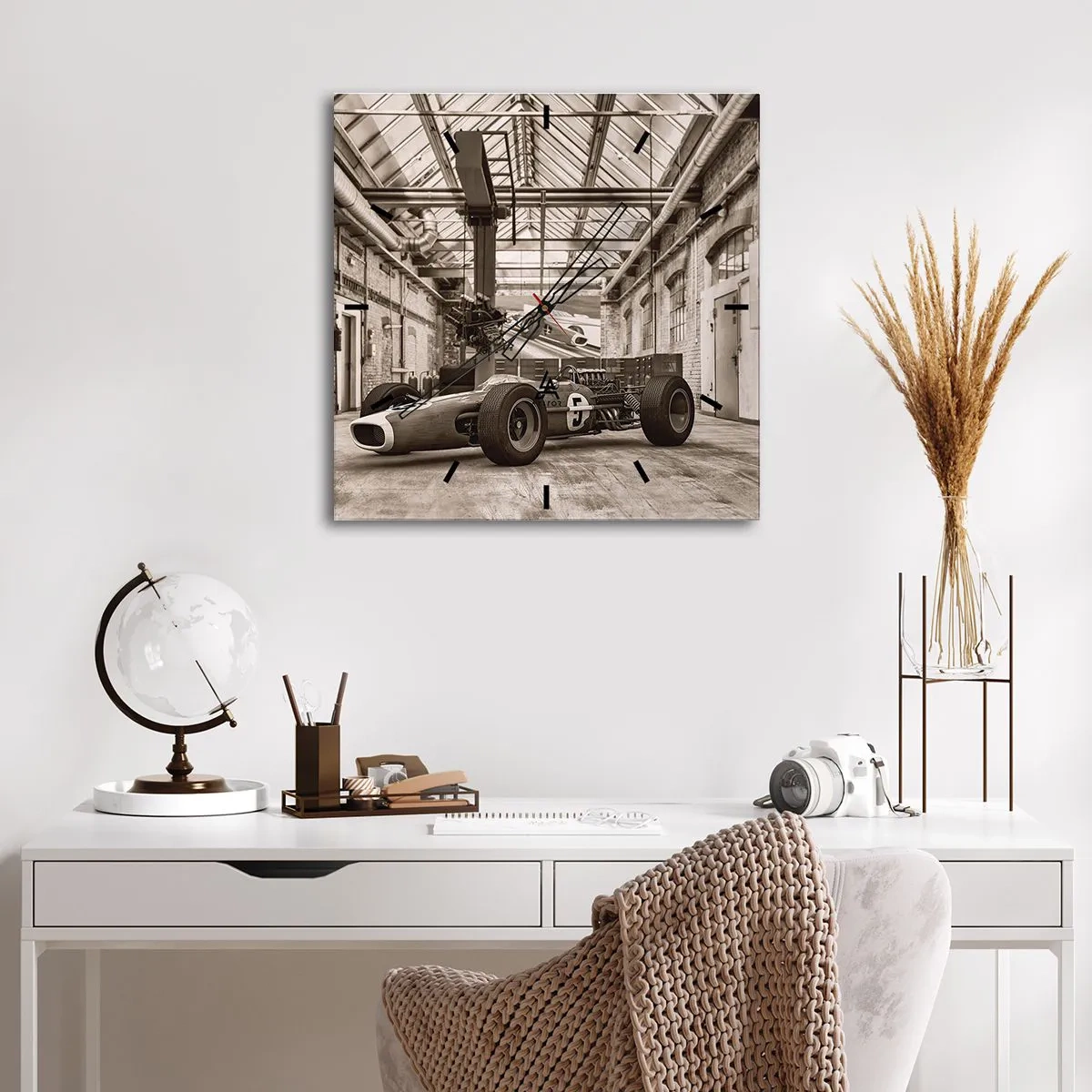 Reloj de pared - Reloj de vidrio - Coche de carreras en blanco y negro en un interior industrial. - 30x30cm - El descanso del vencedor - Decoración de pared moderna para salón y dormitorio ARTTOR