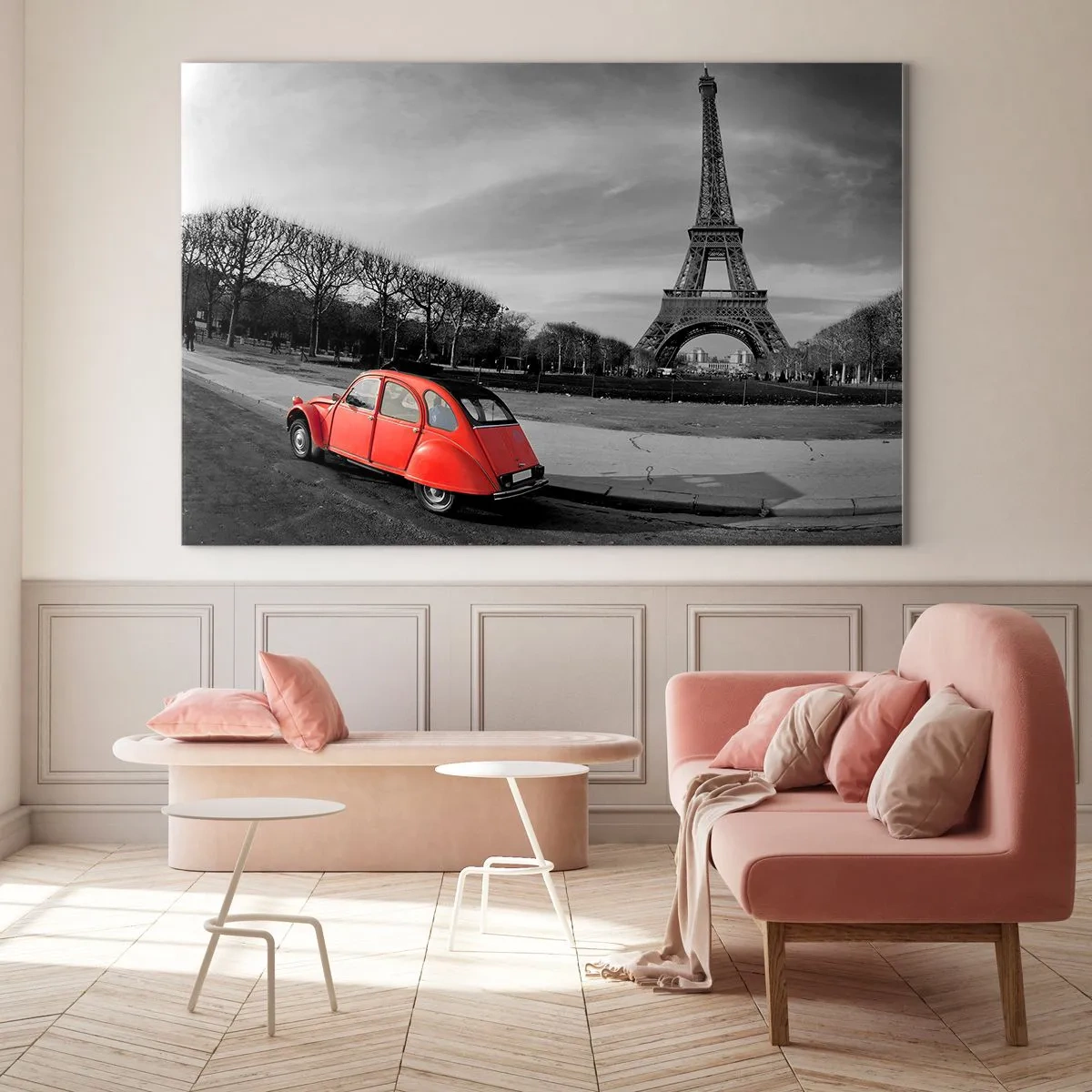 Cuadro sobre vidrio - Impresiones sobre Vidrio - Un coche rojo con la Torre Eiffel al fondo en un entorno en blanco y negro. - 70x50cm - Más parisino que el propio París - Decoración de pared moderna para salón y dormitorio ARTTOR