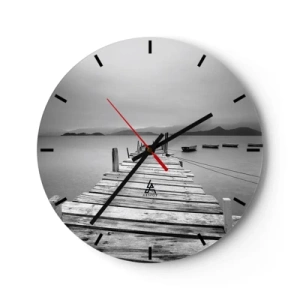 Reloj de pared - Reloj de vidrio - Un embarcadero de madera sobre un lago tranquilo con montañas al fondo. - 30x30cm - Más allá de las montañas, más allá de los mares - Decoración de pared moderna para salón, cocina y dormitorio ARTTOR