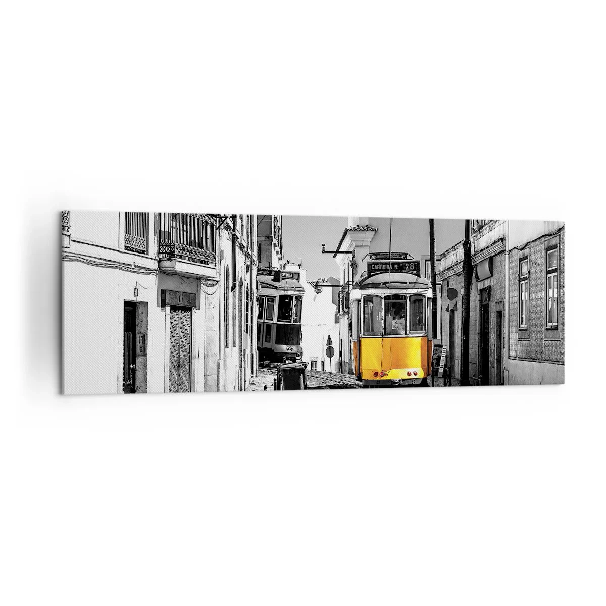 Cuadro sobre lienzo - Impresión de Imagen - Un tranvía amarillo en las calles de Lisboa en un entorno monocromático. - 160x50cm - Espíritu de Lisboa - Decoración de pared moderna para salón y dormitorio ARTTOR