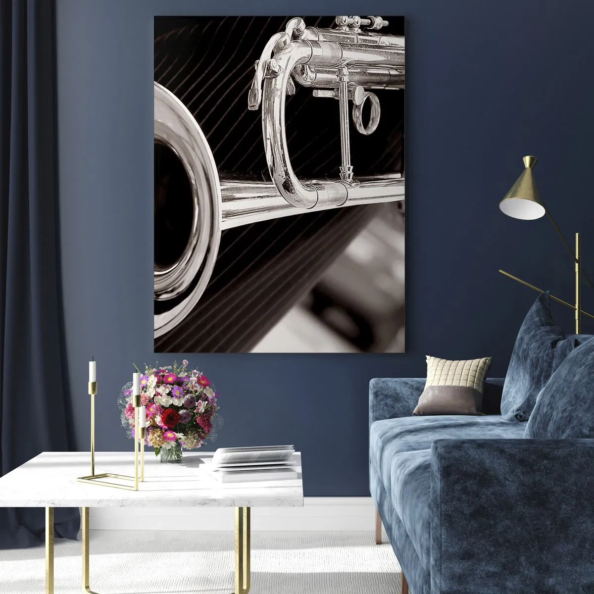 Cuadro sobre vidrio - Impresiones sobre Vidrio - Un primer plano de una trompeta plateada sobre un elegante fondo de tela. - 80x120cm - Viaje musical a los años 30. - Decoración de pared moderna para salón y dormitorio ARTTOR