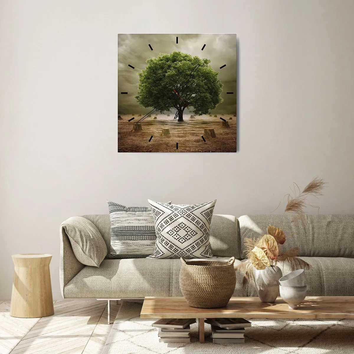 Reloj de pared - Reloj de vidrio - Un árbol verde rodeado de troncos talados contra un cielo nublado. - 30x30cm - La esperanza - Decoración de pared moderna para salón y dormitorio ARTTOR