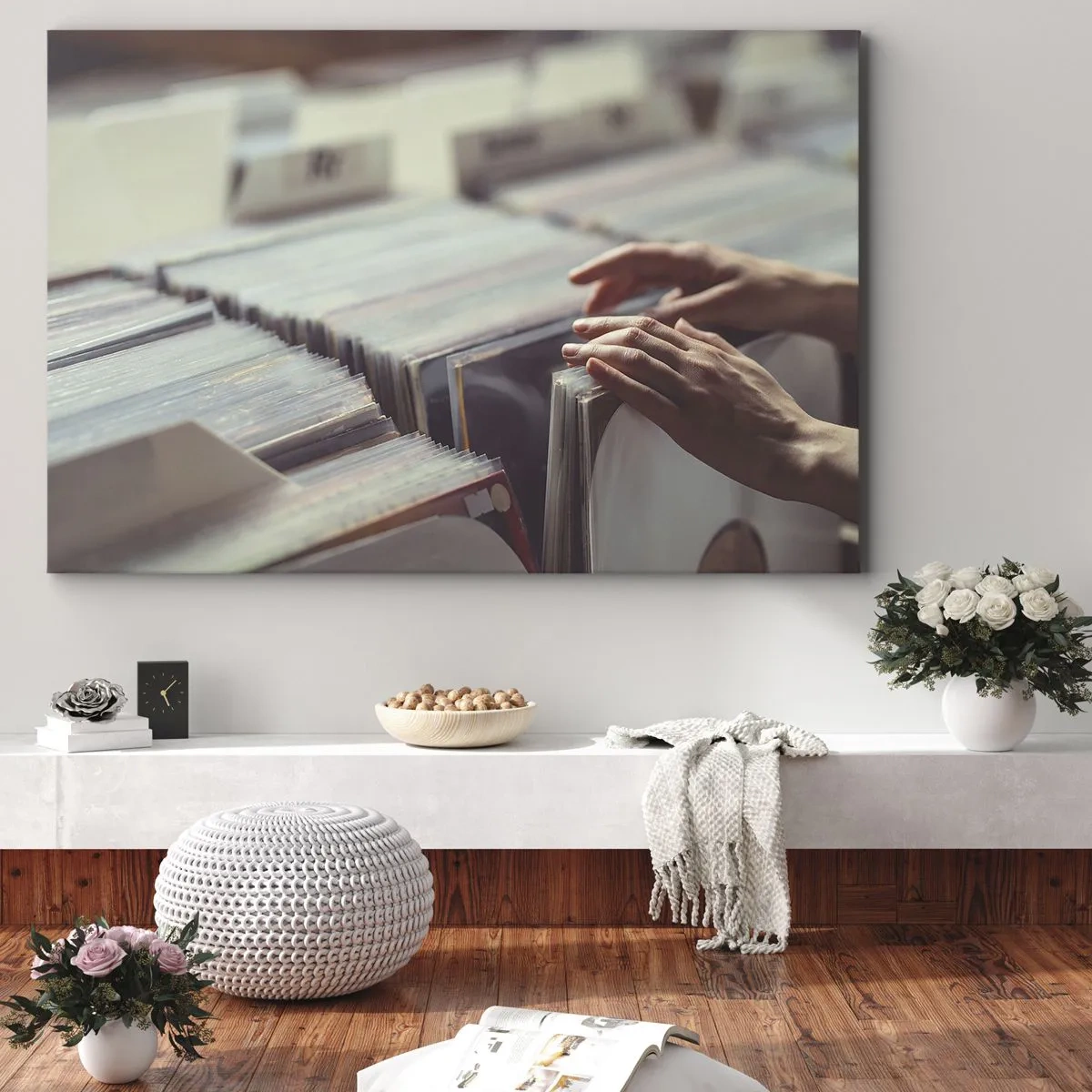 Cuadro sobre lienzo - Impresión de Imagen - Manos mirando a través de una colección de vinilos - 70x50cm - En busca de emociones - Decoración de pared moderna para salón y dormitorio ARTTOR