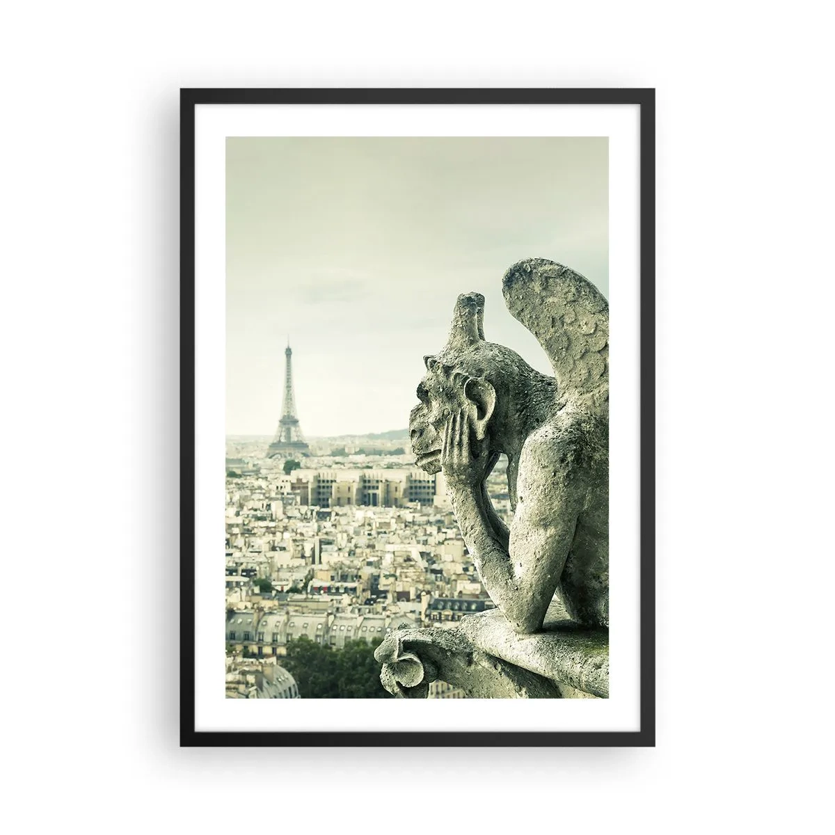 Póster en marco negro - Una gárgola con vistas a la Torre Eiffel y al horizonte de París. - 50x70cm - Charlas parisinas - Decoración de pared moderna para salón y dormitorio ARTTOR