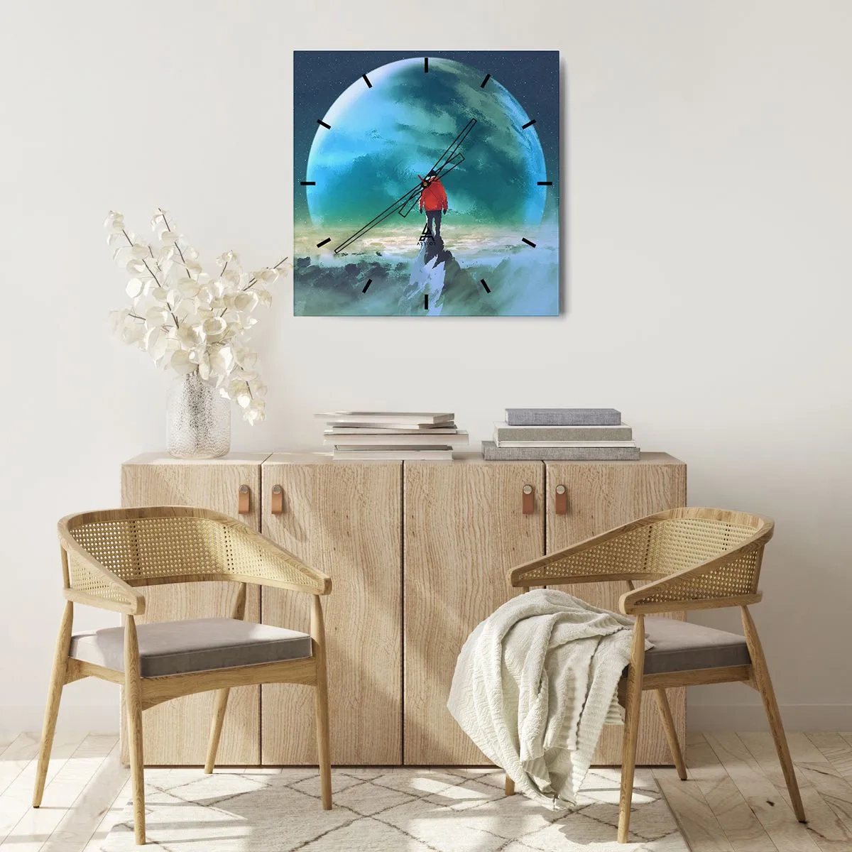 Reloj de pared - Reloj de vidrio - Un hombre con una chaqueta roja de pie frente a un gran planeta con estrellas en el fondo. - 30x30cm - Descubridor de una nueva Tierra - Decoración de pared moderna para salón y dormitorio ARTTOR