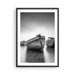 Póster en marco negro - Fotografía en blanco y negro de barcos antiguos en aguas tranquilas. - 50x70cm - Ahora solo quedan los recuerdos... - Decoración de pared moderna para salón y dormitorio ARTTOR