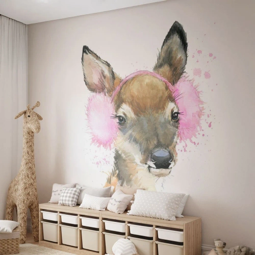 Fotomural Premium Sand - Ilustración en acuarela de un corzo con orejeras rosas - 100x70cm - Y el frío no te molestará más - Decoración de pared moderna para salón y dormitorio ARTTOR