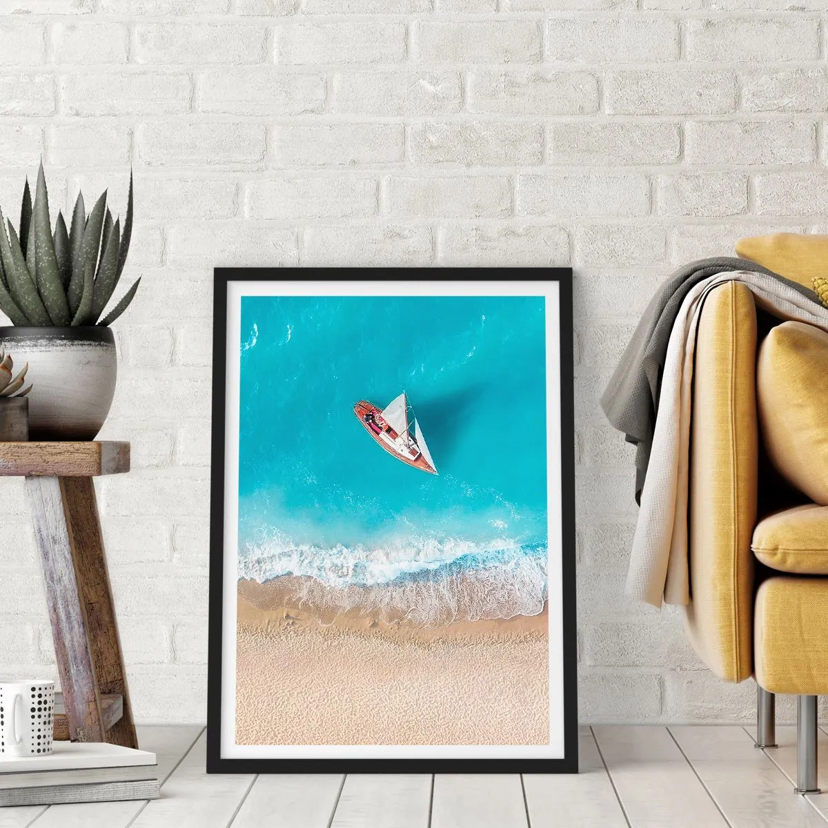 Póster en marco negro - Un yate contra el mar azul en la costa. - 50x70cm - Frontera celeste y dorada - Decoración de pared moderna para salón y dormitorio ARTTOR