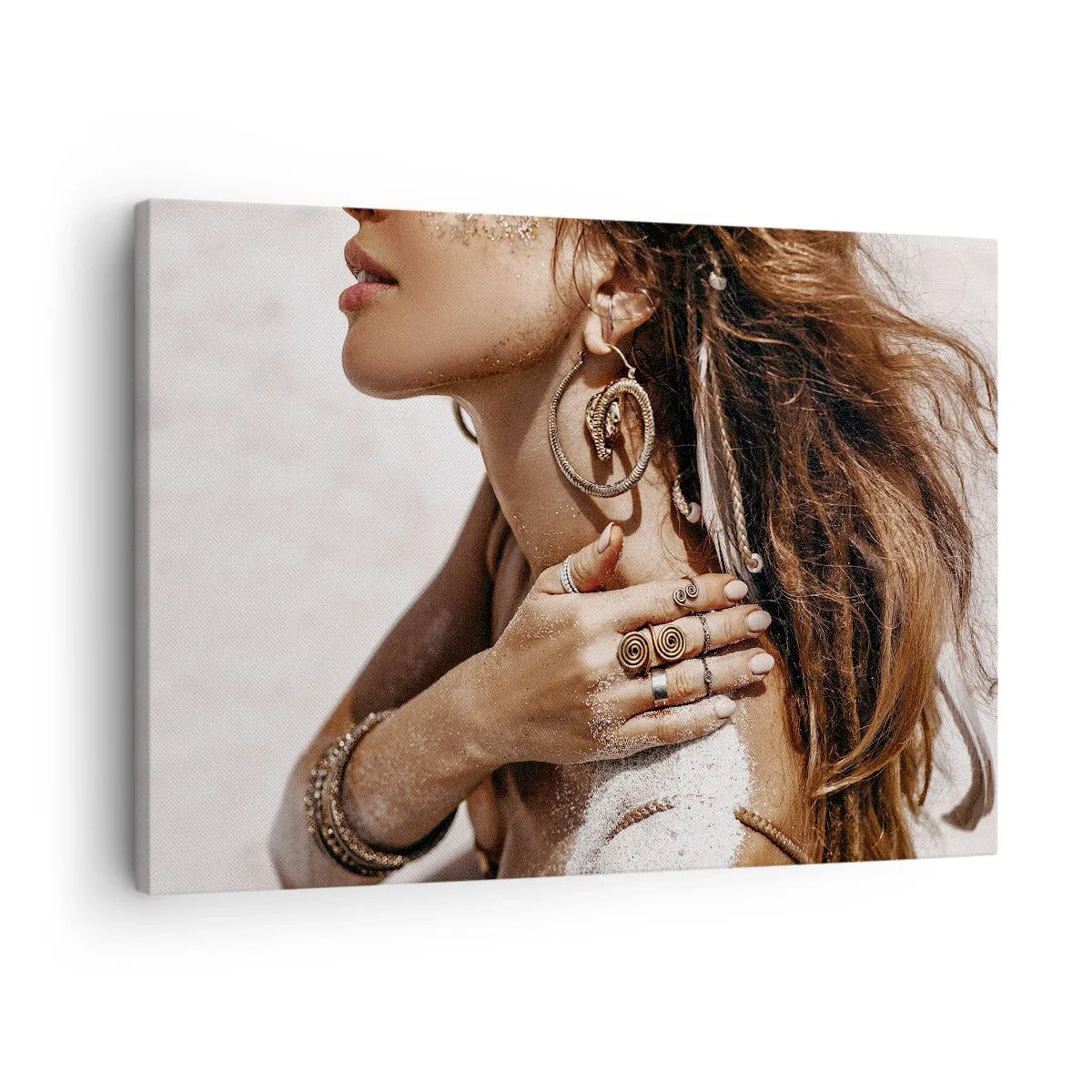 Cuadro sobre lienzo - Impresión de Imagen - Mujer elegante con joyas sobre un fondo de arena clara. - 70x50cm - Reina de la playa salvaje - Decoración de pared moderna para salón y dormitorio ARTTOR