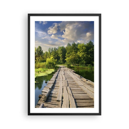 Póster en marco negro - Un puente de madera sobre un río rodeado de vegetación. - 50x70cm - Verano, verano en todas partes - Decoración de pared moderna para salón y dormitorio ARTTOR