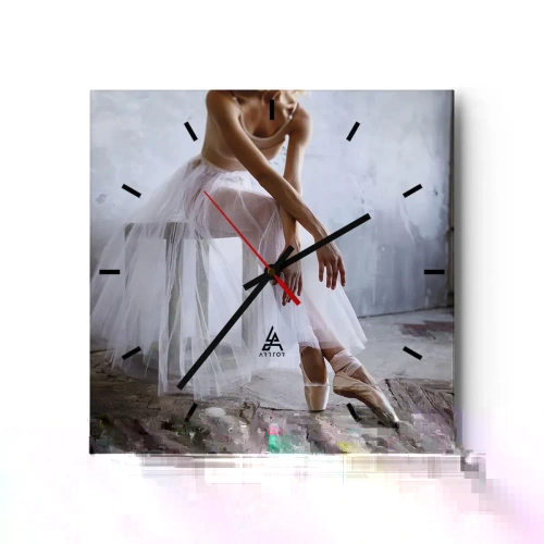 Reloj de pared - Reloj de vidrio - Una bailarina en una pose delicada sobre un fondo industrial. - 30x30cm - Antes de que brillen las luces del escenario - Decoración de pared moderna para salón y dormitorio ARTTOR