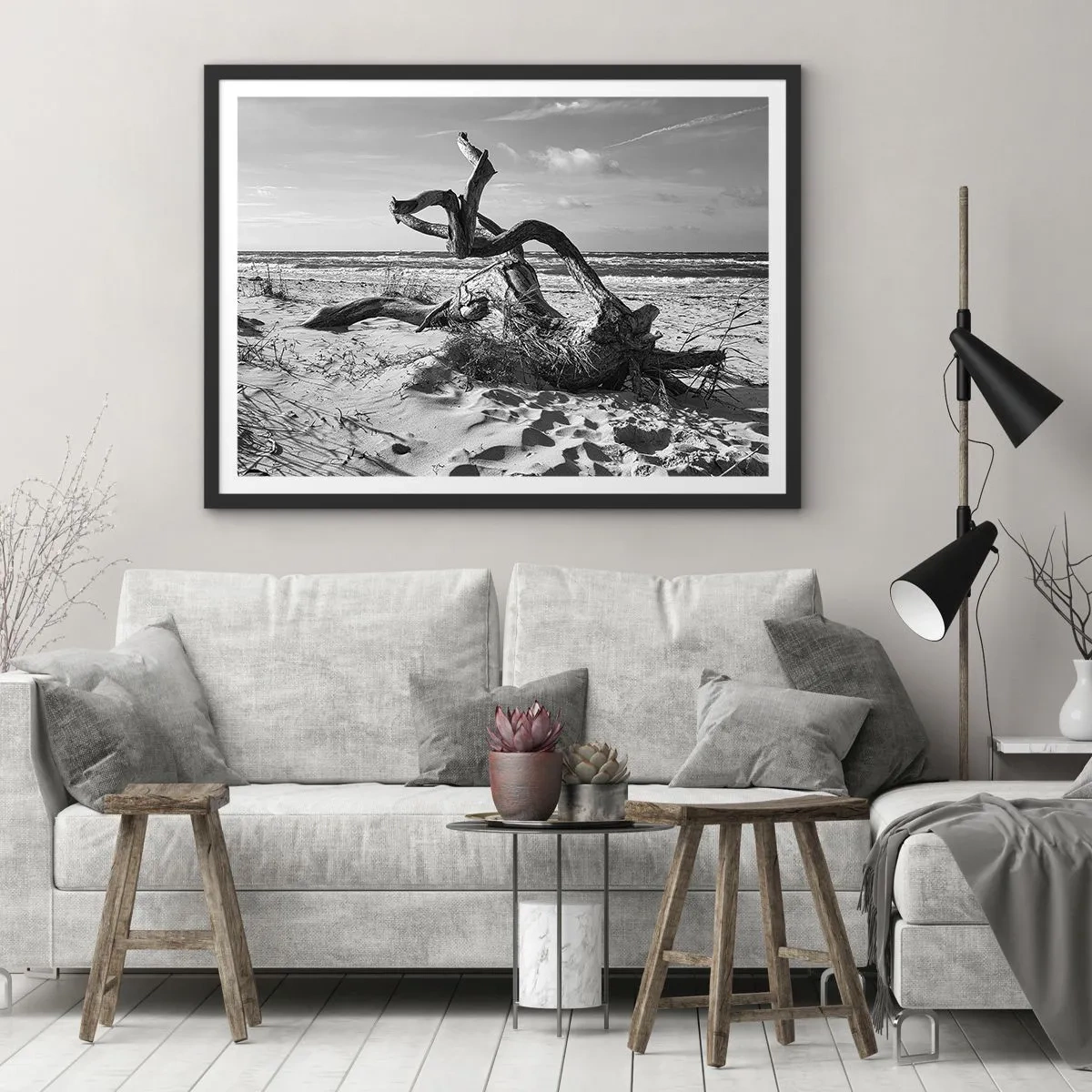Póster en marco negro - Paisaje en blanco y negro con un árbol muerto en la playa. - 100x70cm - Escultura marina - Decoración de pared moderna para salón y dormitorio ARTTOR