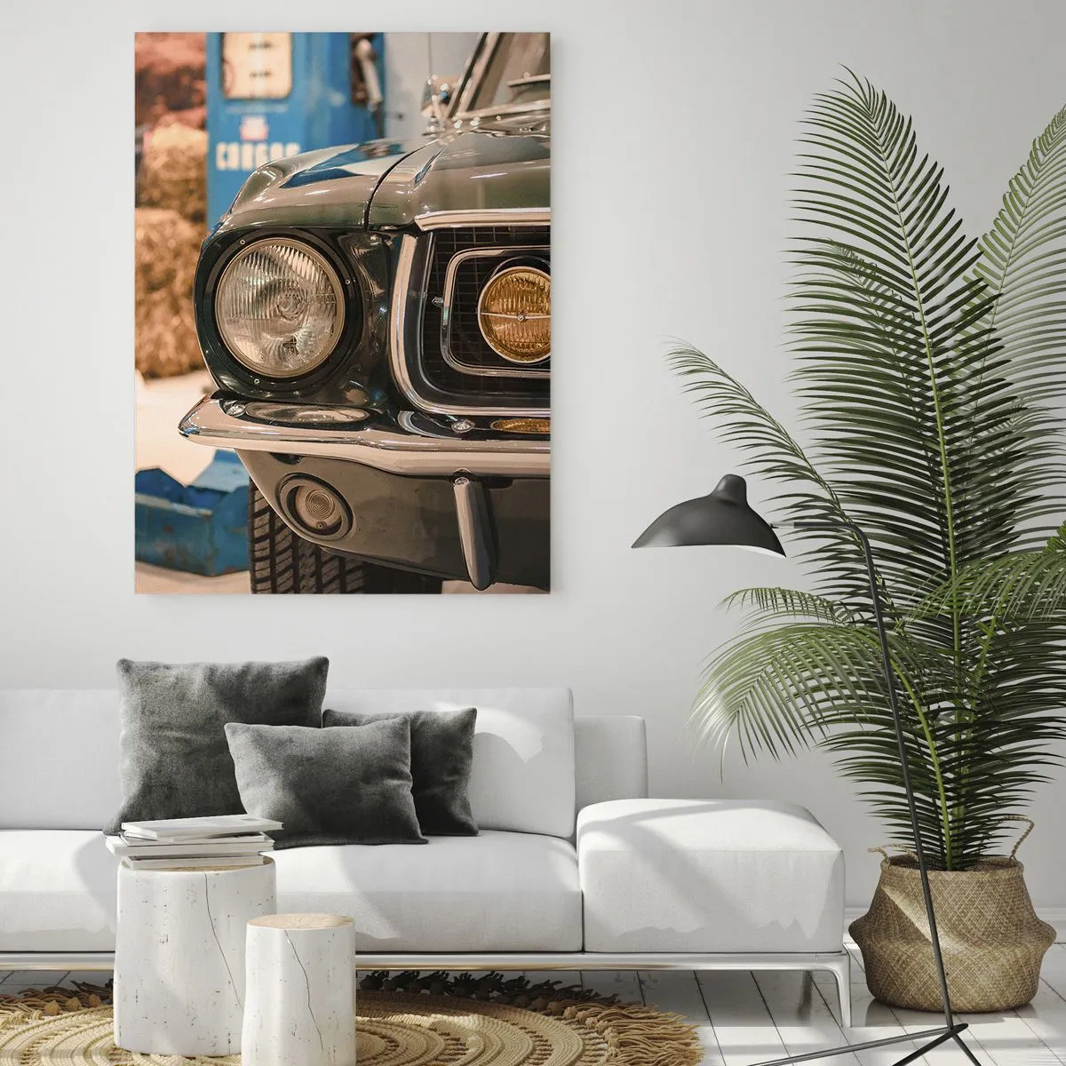 Cuadro sobre vidrio - Impresiones sobre Vidrio - Vista de cerca de un coche clásico, Mustang, en un taller. - 50x70cm - Encuentro con una leyenda - Decoración de pared moderna para salón y dormitorio ARTTOR