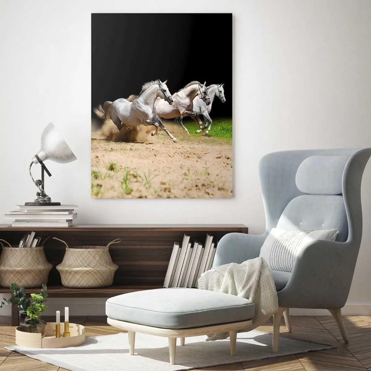 Cuadro sobre vidrio - Impresiones sobre Vidrio - Tres caballos blancos galopando por el suelo arenoso. - 50x70cm - Las tres Gracias - Decoración de pared moderna para salón y dormitorio ARTTOR