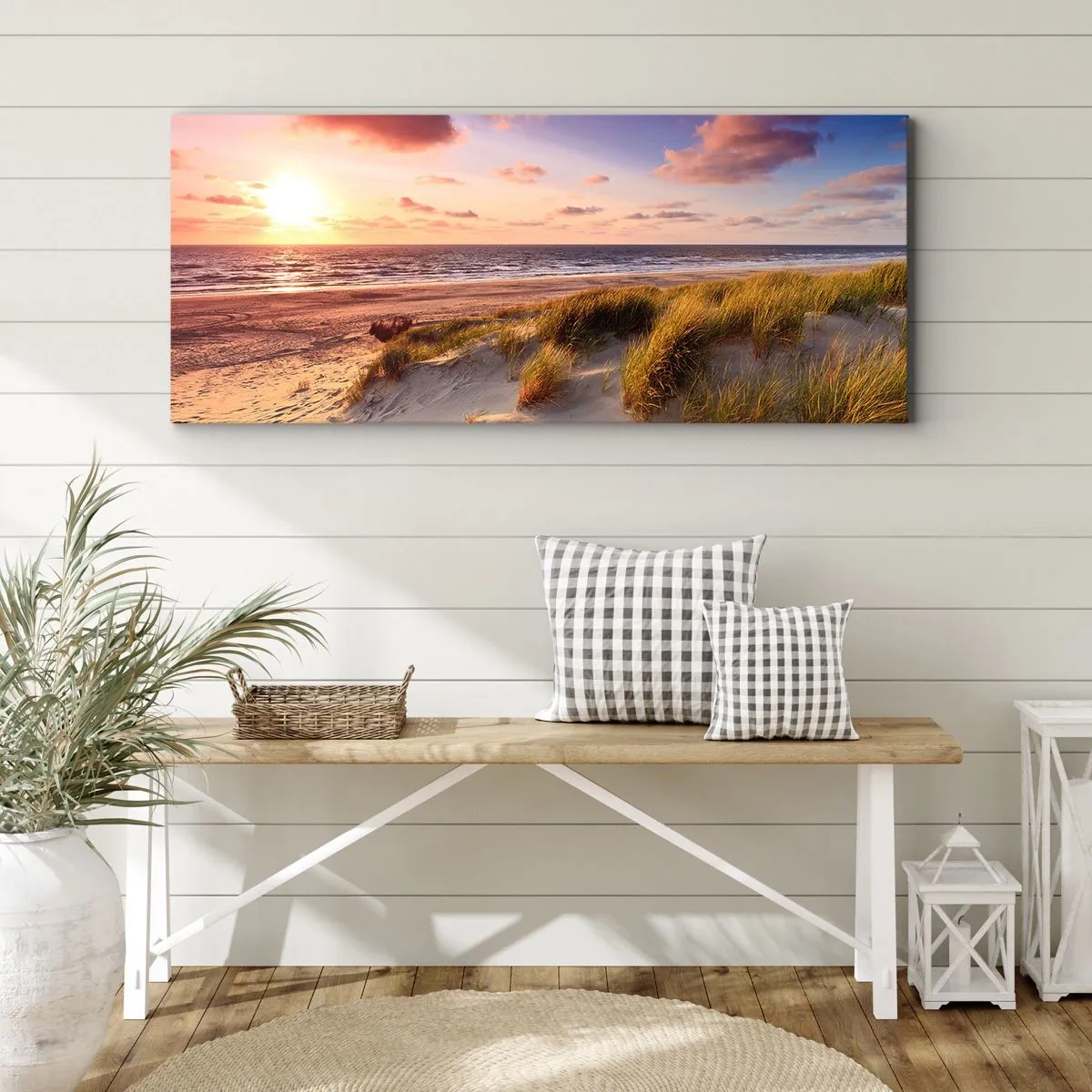 Cuadro sobre lienzo - Impresión de Imagen - Una playa cubierta de hierba y una puesta de sol sobre un mar en calma. - 120x50cm - Se siente la brisa veraniega - Decoración de pared moderna para salón y dormitorio ARTTOR