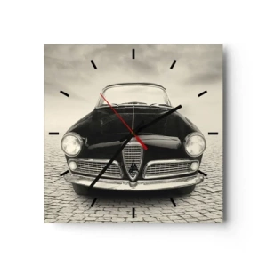 Reloj de pared - Reloj de vidrio - Un coche clásico en una plaza adoquinada en estilo monocromático. - 30x30cm - ¿Y cómo no quererme? - Decoración de pared moderna para salón y dormitorio ARTTOR
