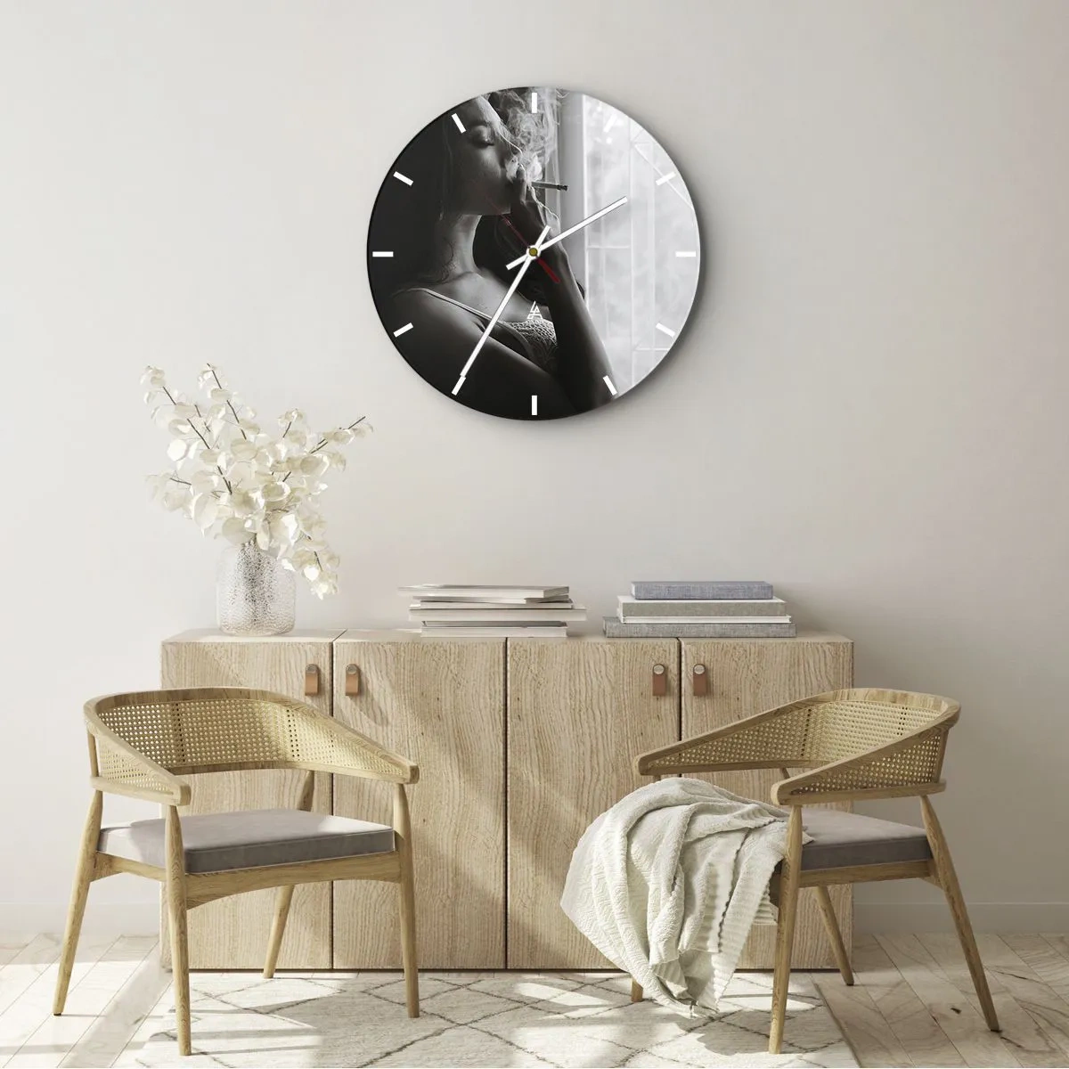 Reloj de pared - Reloj de vidrio - Una mujer fumando un cigarrillo junto a la ventana en blanco y negro. - 30x30cm - Un momento sensual - Decoración de pared moderna para salón, cocina y dormitorio ARTTOR