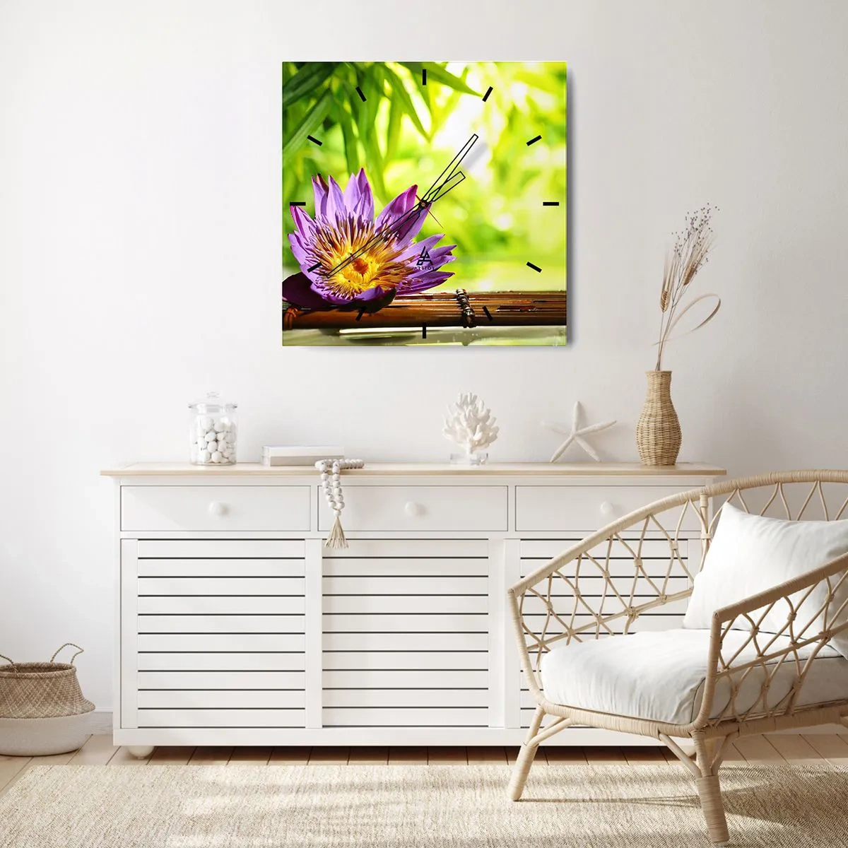 Reloj de pared - Reloj de vidrio - Flor de loto púrpura sobre un fondo de hojas de bambú verdes. - 30x30cm - Bajo el sol de Asia - Decoración de pared moderna para salón y dormitorio ARTTOR