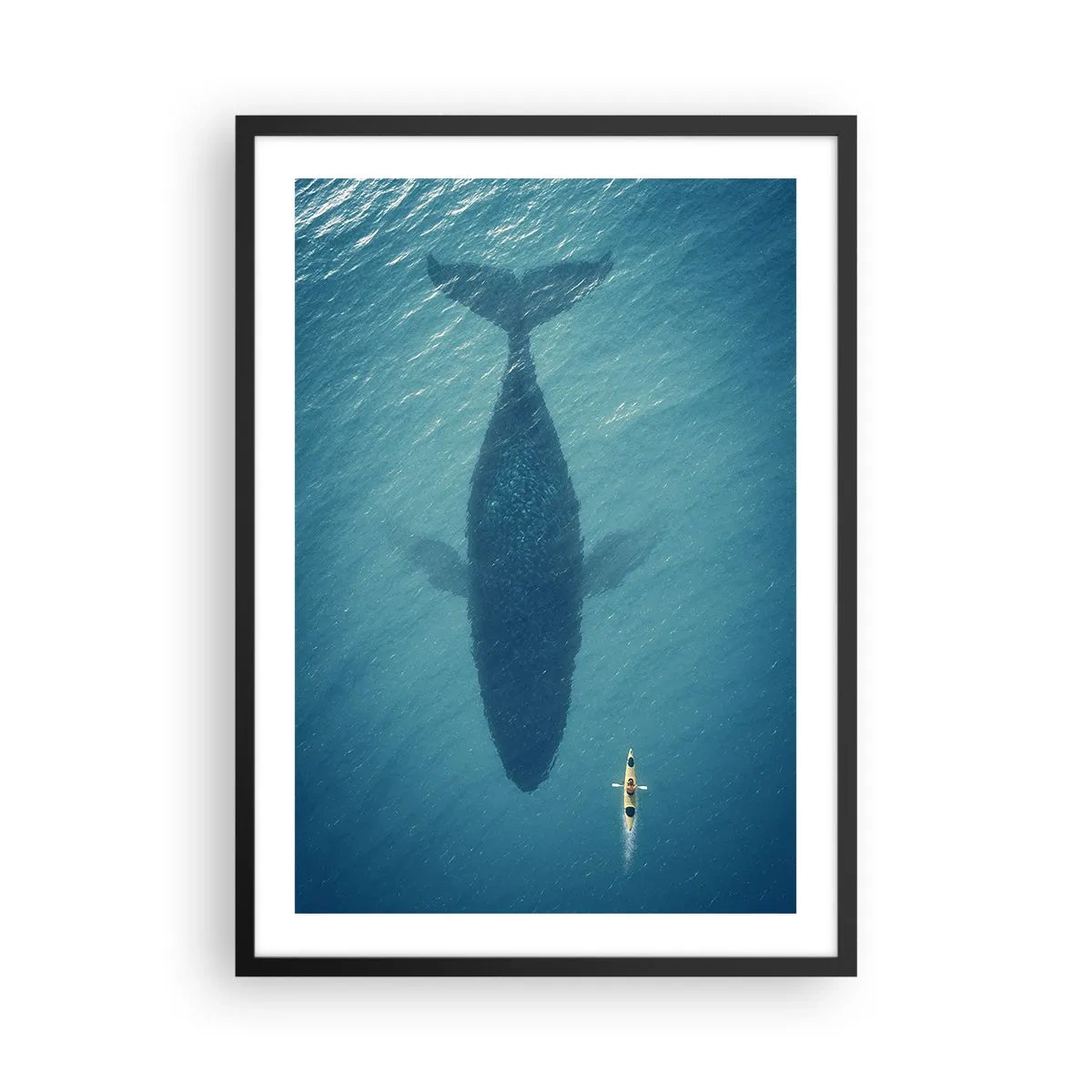 Póster en marco negro - Kayak en el agua sobre la sombra de una enorme ballena - 50x70cm - Encuentro en el océano - Decoración de pared moderna para salón y dormitorio ARTTOR