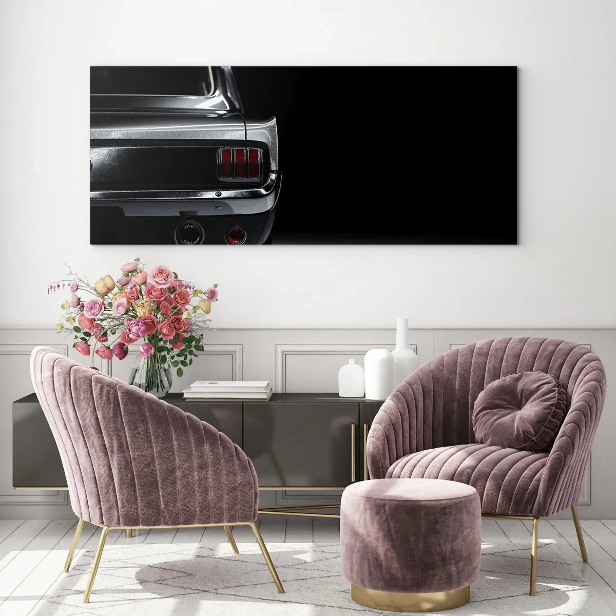 Cuadro sobre vidrio - Impresiones sobre Vidrio - Una imagen en blanco y negro de la parte trasera de un coche clásico sobre un fondo oscuro. - 120x50cm - El encanto de los clásicos - Decoración de pared moderna para salón y dormitorio ARTTOR