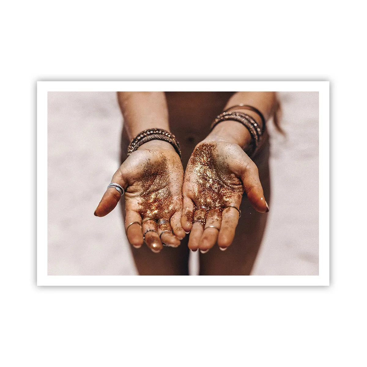 Póster - Primer plano de manos con purpurina en tonos cálidos. - 100x70cm - Un regalo para ti - Decoración de pared moderna para salón y dormitorio ARTTOR