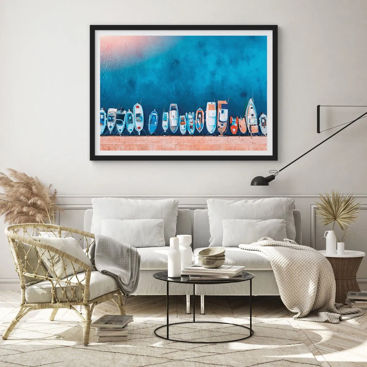 Póster en marco negro - Barcos amarrados en la orilla contra el agua azul. - 100x70cm - En fila y a la espera - Decoración de pared moderna para salón y dormitorio ARTTOR