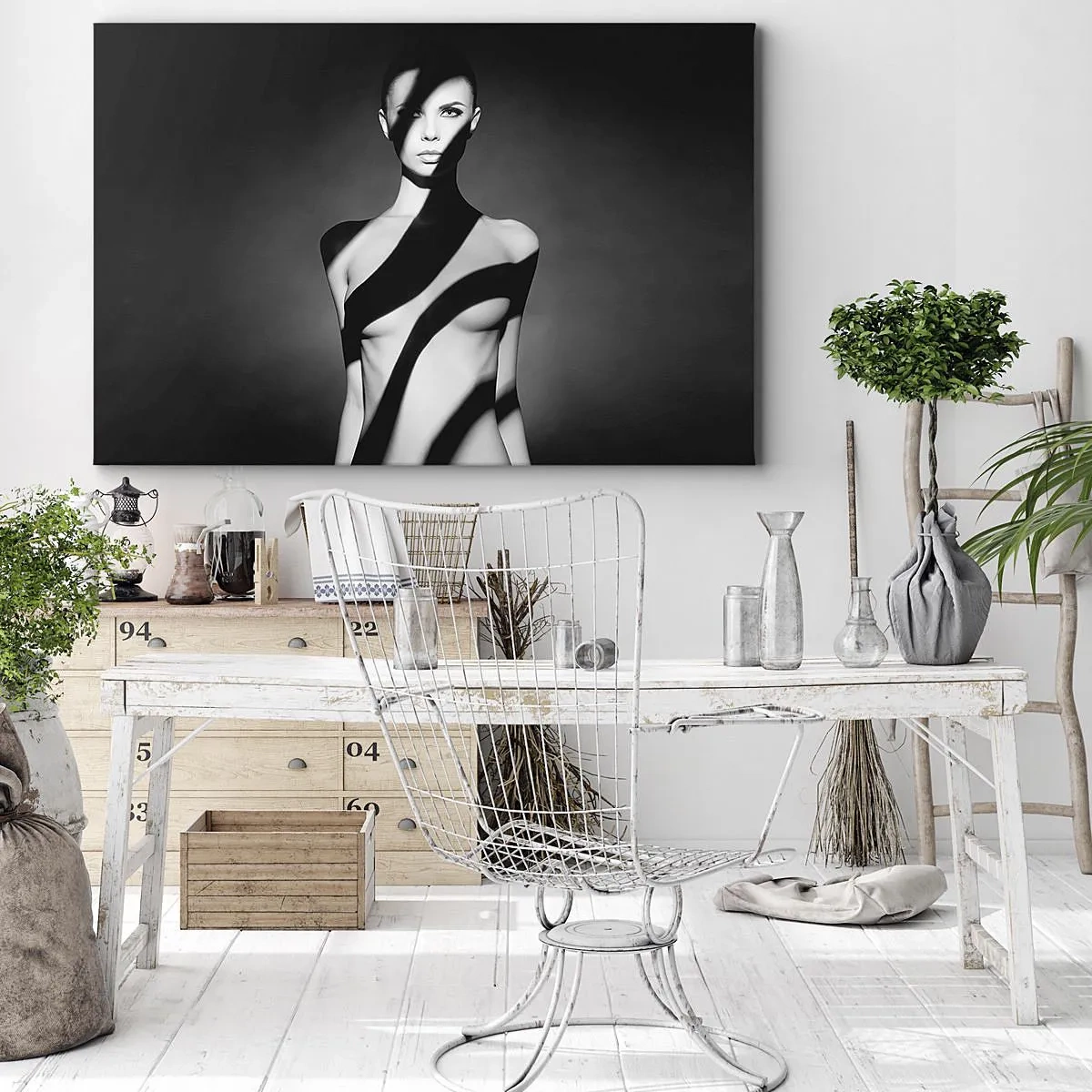 Cuadro sobre lienzo - Impresión de Imagen - Retrato en blanco y negro de una mujer en luz y sombra. - 70x50cm - En la luz y en la sombra - Decoración de pared moderna para salón y dormitorio ARTTOR