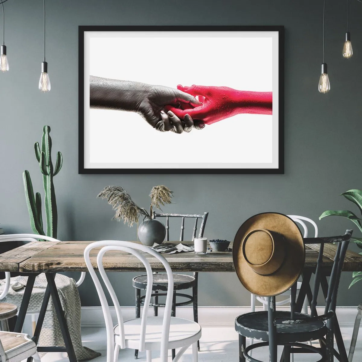 Póster en marco negro - Manos simbólicas en plata y rojo. - 70x50cm - Juntos, aunque diferentes - Decoración de pared moderna para salón y dormitorio ARTTOR