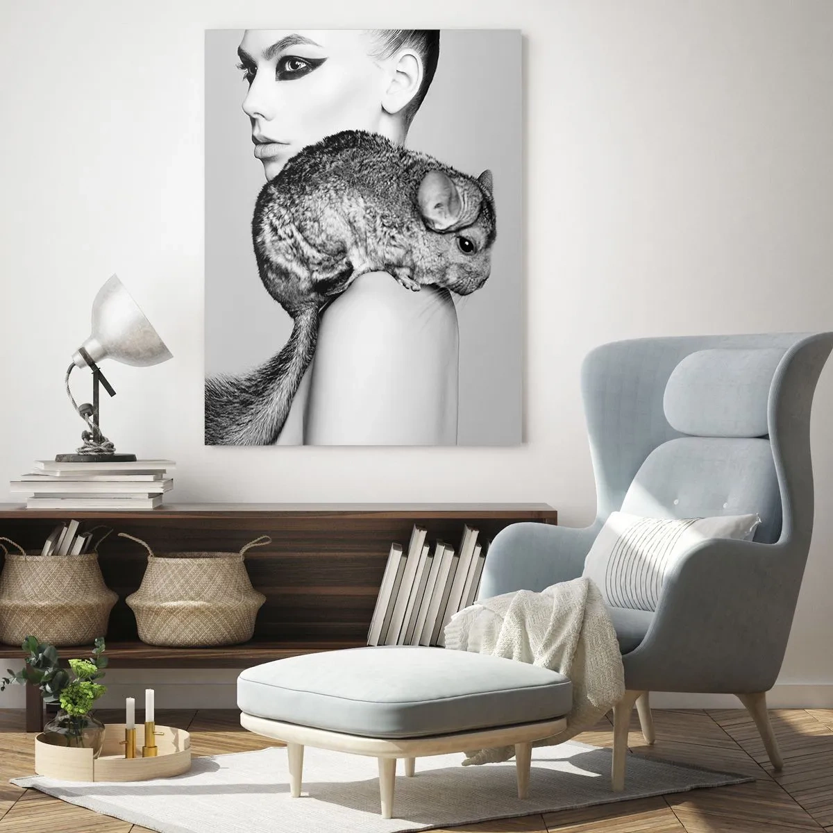 Cuadro sobre vidrio - Impresiones sobre Vidrio - Mujer estilizada con una chinchilla en una elegante composición en blanco y negro. - 80x120cm - Dama con chinchilla - Decoración de pared moderna para salón y dormitorio ARTTOR