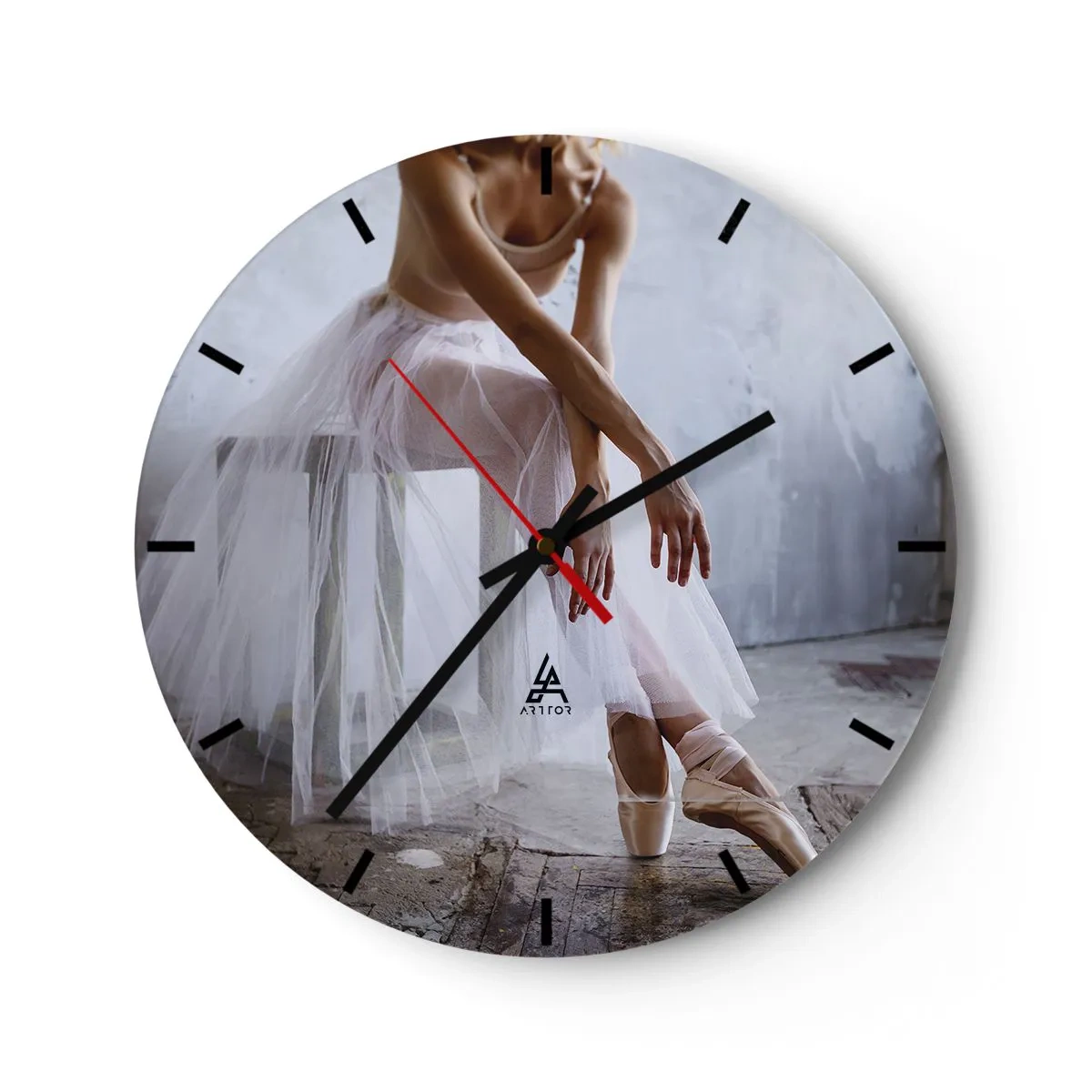 Reloj de pared - Reloj de vidrio - Una bailarina con un vestido blanco preparándose para bailar. - 30x30cm - Antes de que brillen las luces del escenario - Decoración de pared moderna para salón, cocina y dormitorio ARTTOR