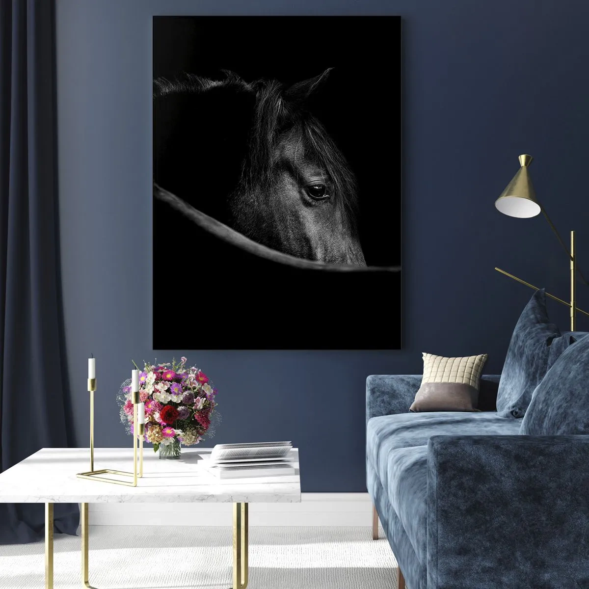 Cuadro sobre vidrio - Impresiones sobre Vidrio - Un retrato en blanco y negro de un caballo con un sutil juego de luces y sombras sobre un fondo oscuro. - 80x120cm - Príncipe negro - Decoración de pared moderna para salón y dormitorio ARTTOR