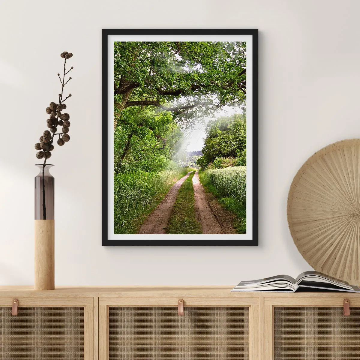 Póster en marco negro - Un camino de tierra sombreado y rodeado de exuberantes árboles verdes y prados. - 50x70cm - Ensueño - Decoración de pared moderna para salón y dormitorio ARTTOR