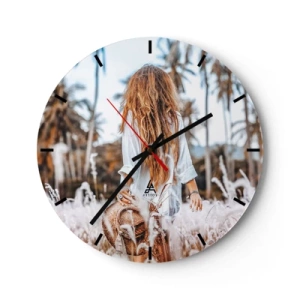 Reloj de pared - Reloj de vidrio - Una mujer en un campo de hierba con palmeras al fondo. - 30x30cm - Nacida en el plumón de la Tierra - Decoración de pared moderna para salón, cocina y dormitorio ARTTOR