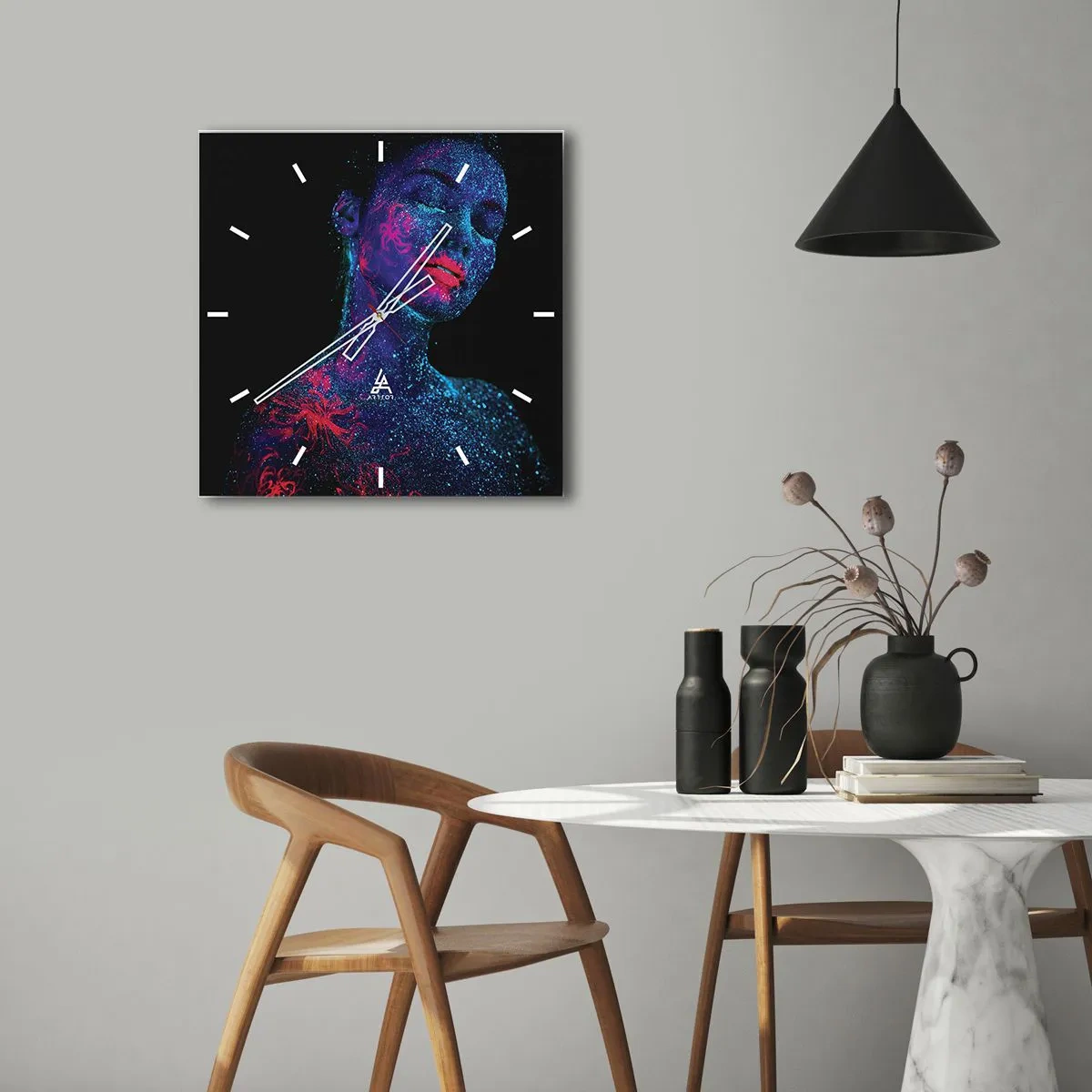 Reloj de pared - Reloj de vidrio - Retrato de una mujer en colores neón sobre un fondo negro. - 30x30cm - En polvo de estrellas - Decoración de pared moderna para salón y dormitorio ARTTOR