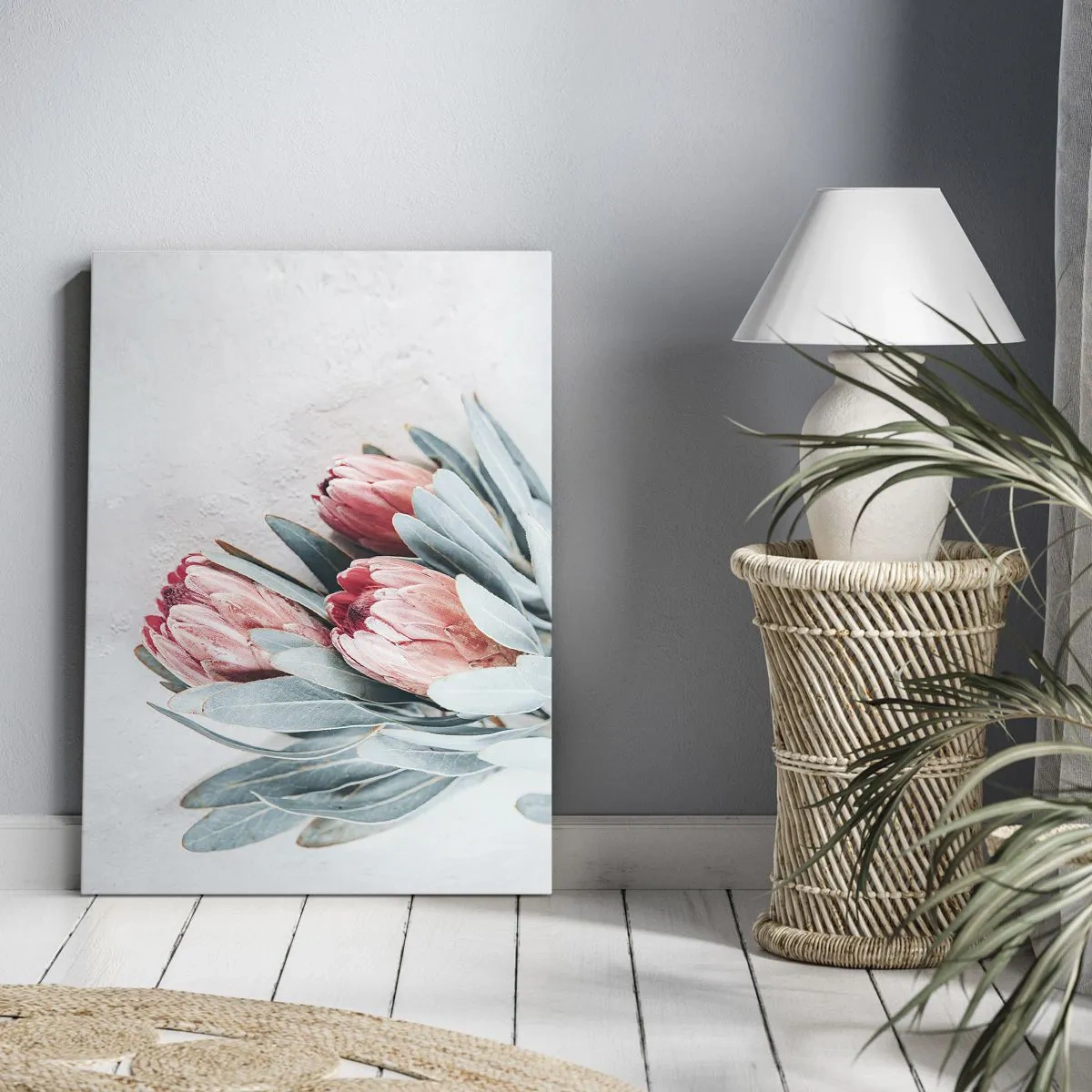 Cuadro sobre lienzo - Impresión de Imagen - Sutiles flores de protea rosa sobre un fondo claro. - 50x70cm - Avergonzada de su propia belleza - Decoración de pared moderna para salón y dormitorio ARTTOR