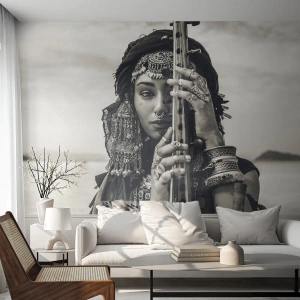 Fotomural Premium Sand - Una mujer con decoraciones orientales con un instrumento en sus manos. - 100x70cm - La música propia de Oriente - Decoración de pared moderna para salón y dormitorio ARTTOR