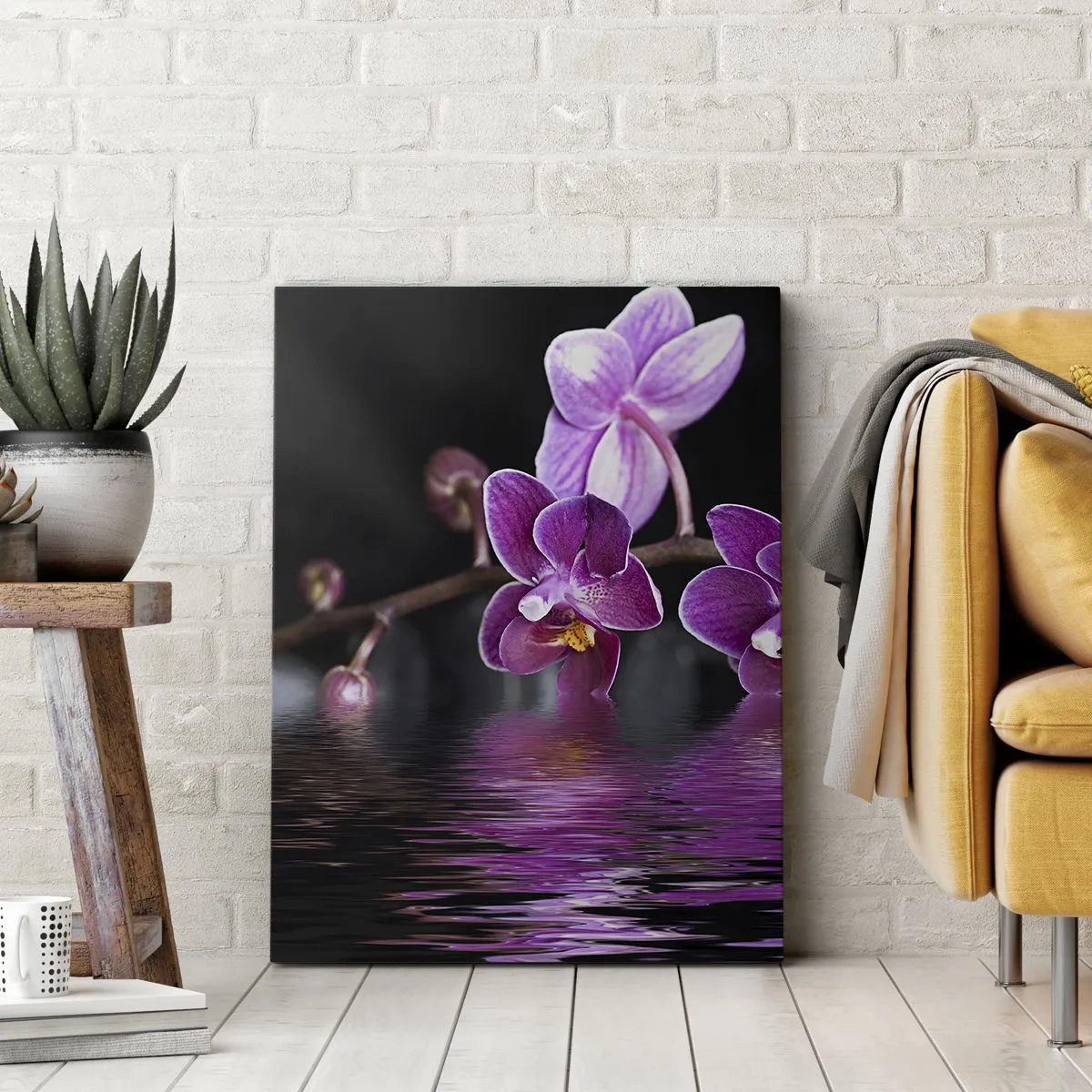 Cuadro sobre lienzo - Impresión de Imagen - Orquídeas moradas sobre aguas tranquilas contra un fondo negro. - 80x120cm - Un reflejo lila de la belleza - Decoración de pared moderna para salón y dormitorio ARTTOR