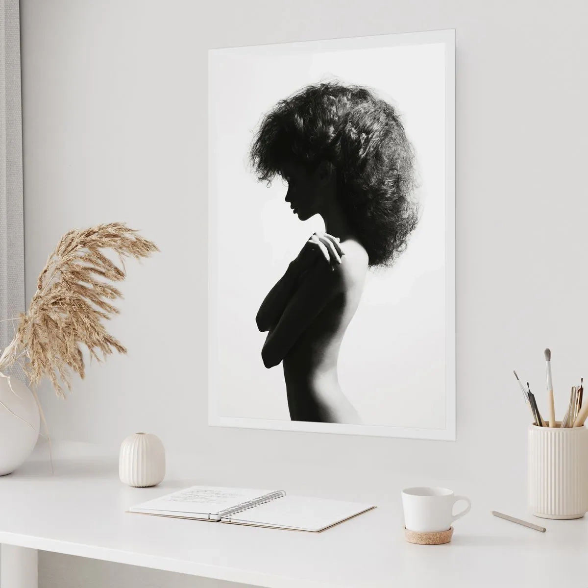 Póster - Perfil de una mujer en una elegante fotografía en blanco y negro - 50x70cm - Como una flor en un tallo delgado - Decoración de pared moderna para salón y dormitorio ARTTOR