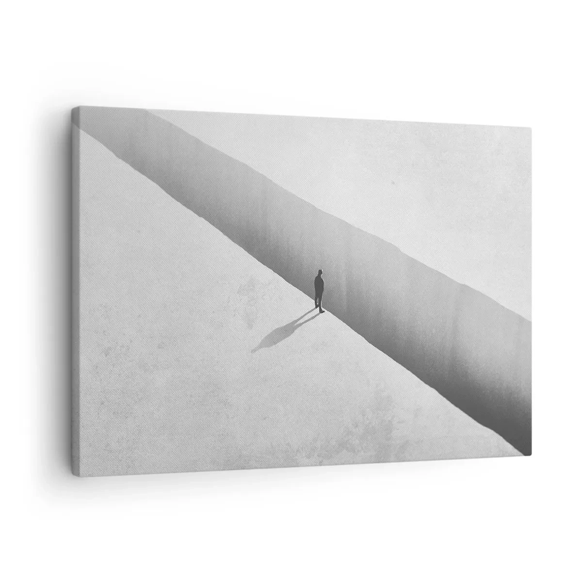 Cuadro sobre lienzo - Impresión de Imagen - Una figura solitaria se encuentra sobre un profundo abismo en un entorno monocromático. - 70x50cm - Sin un destino claro - Decoración de pared moderna para salón y dormitorio ARTTOR