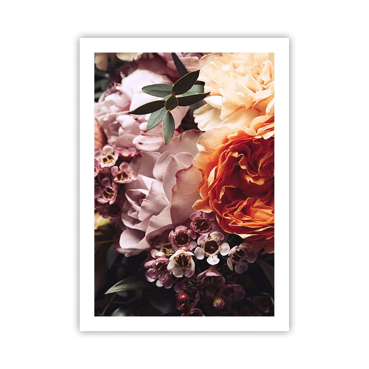 Póster - Un primer plano de un ramo de flores en tonos rosa, naranja y crema. - 50x70cm - Belleza envolvente - Decoración de pared moderna para salón y dormitorio ARTTOR