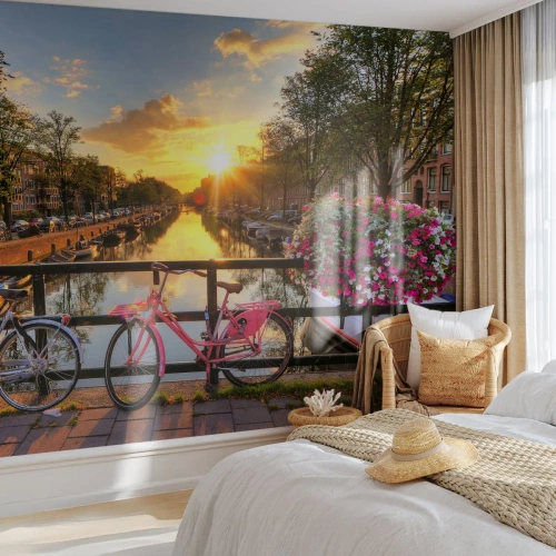 Fotomural Premium Sand - Puente sobre el canal con bicicletas al atardecer - 100x70cm - Mañana de primavera en Ámsterdam - Decoración de pared moderna para salón y dormitorio ARTTOR
