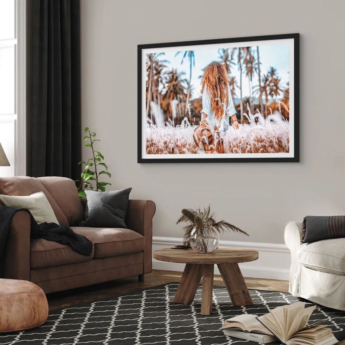 Póster en marco negro - Una mujer en un campo de hierba con palmeras al fondo al atardecer. - 70x50cm - Nacida en el plumón de la Tierra - Decoración de pared moderna para salón y dormitorio ARTTOR