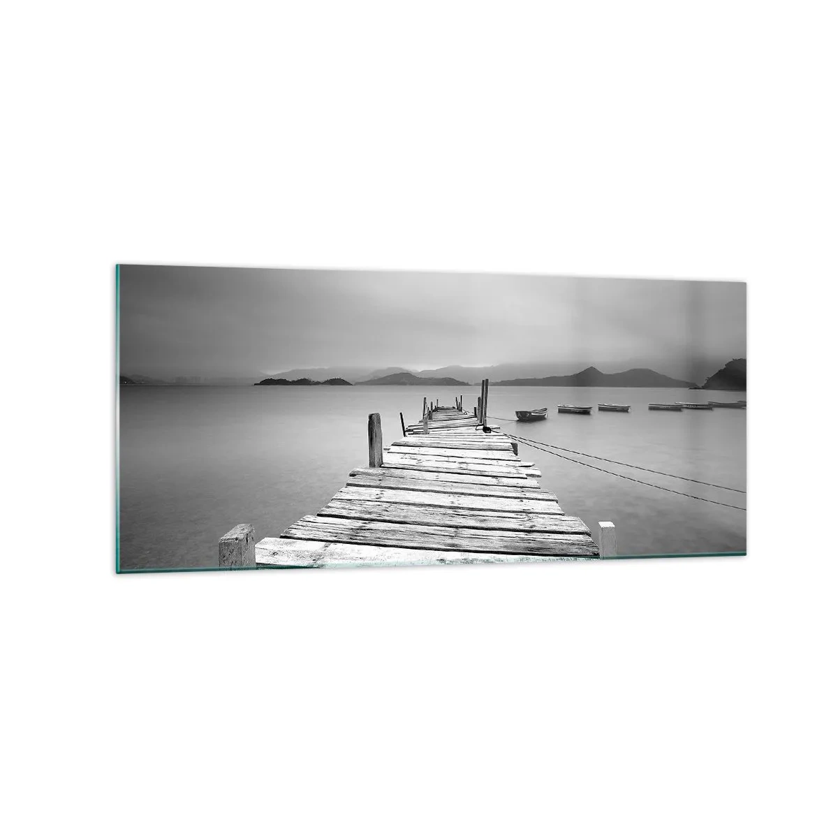 Cuadro sobre vidrio - Impresiones sobre Vidrio - Una vista en blanco y negro de un embarcadero de madera y un lago tranquilo. - 120x50cm - Más allá de las montañas, más allá de los mares - Decoración de pared moderna para salón y dormitorio ARTTOR